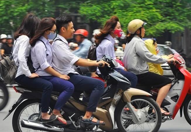 hoc-sinh-khong-doi-mu-bao-hiem